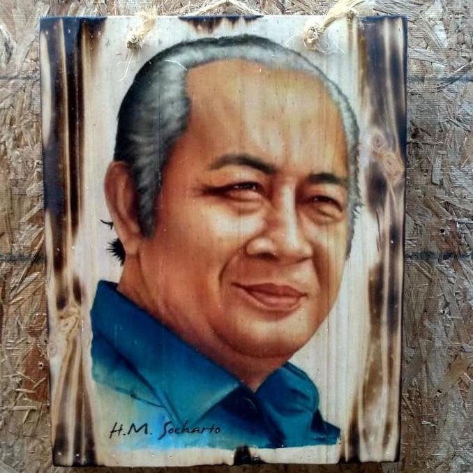 LUKISAN KAYU BPK SOEHARTO HIASAN DINDING VINTAGE RUANG TAMU KANTOR