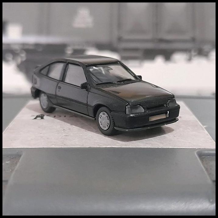 TERLARIS HERPA SKALA 1:87 - OPEL KADETT HITAM MET (HP21) 