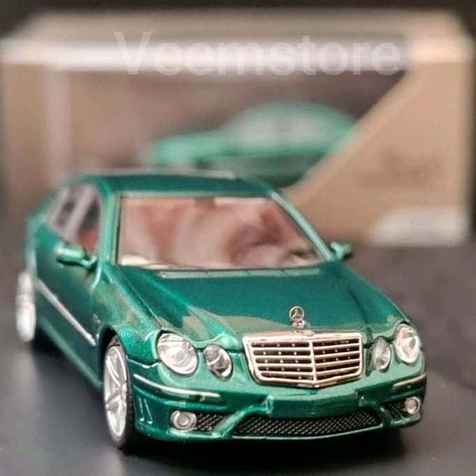 Diecast 1:64 Mercedes Benz E83 W211 British Green [SEGEL] KingModels
