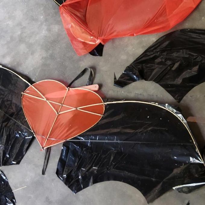 layangan love bersayap sudah tes terbang ukuran 125cm