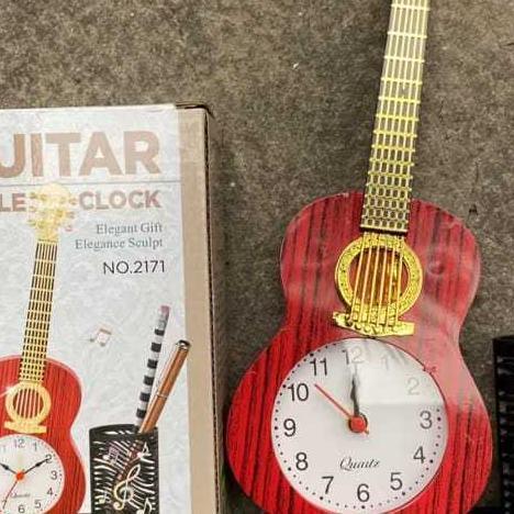 Jam Weker Alarm Gitar Kayu Tempat Pensil / Ada Serutan Pensil / Jam Meja Alarm