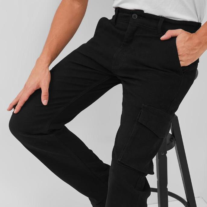 Edwin Jeans - Celana Cargo Panjang Pria Reguler Fit Warna Hitam Jerome Black