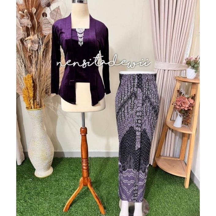 [1 Set, Ungu Terong] Kebaya Kutubaru + Rok Plisket / Motif Truntum Viola