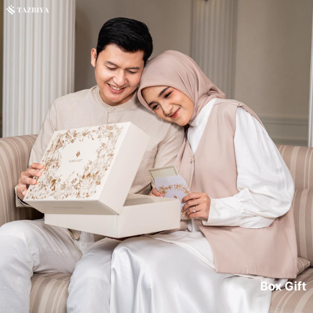 100% AMAN TAZBIYA - Gift Set Couple Mukena & Sarung (Raya Hampers Gift Box Raya Couple Isi Mukena da