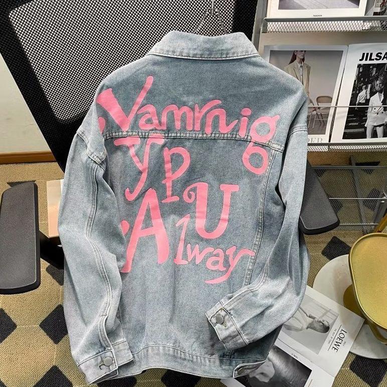 HOT PRODUCT Jaket Denim Wanita Dengan Pola Tulisan Kekinian / Jaket Denim Wanita Dengan Gaya Modern 