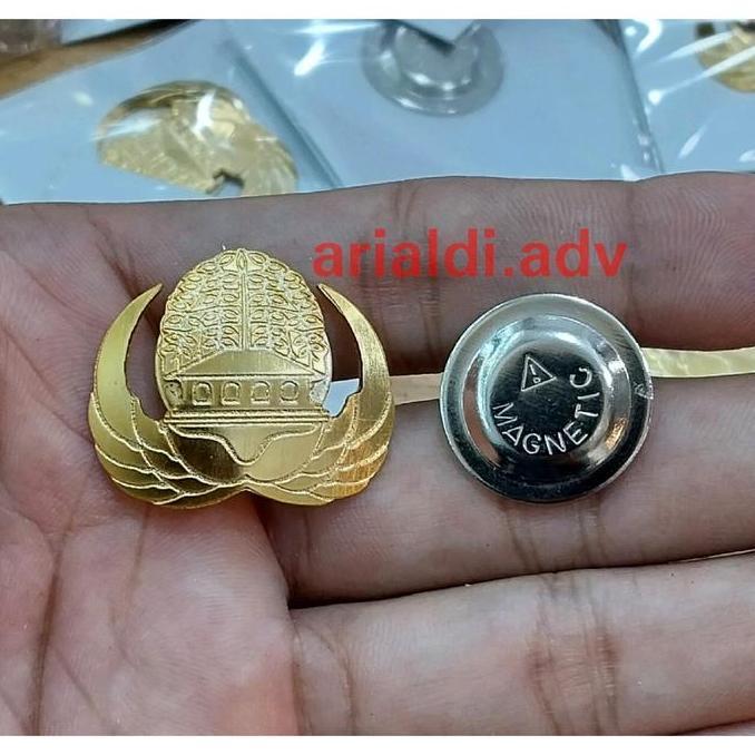 pin korpri eching kuningan disepuh emas ukuran 3 cm magnet pin korpri magnet