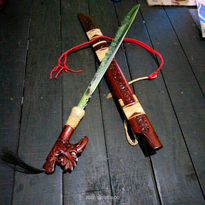 mandau asli dayak. mandau senjata suku dayak. mandau baja putih 80 cm
