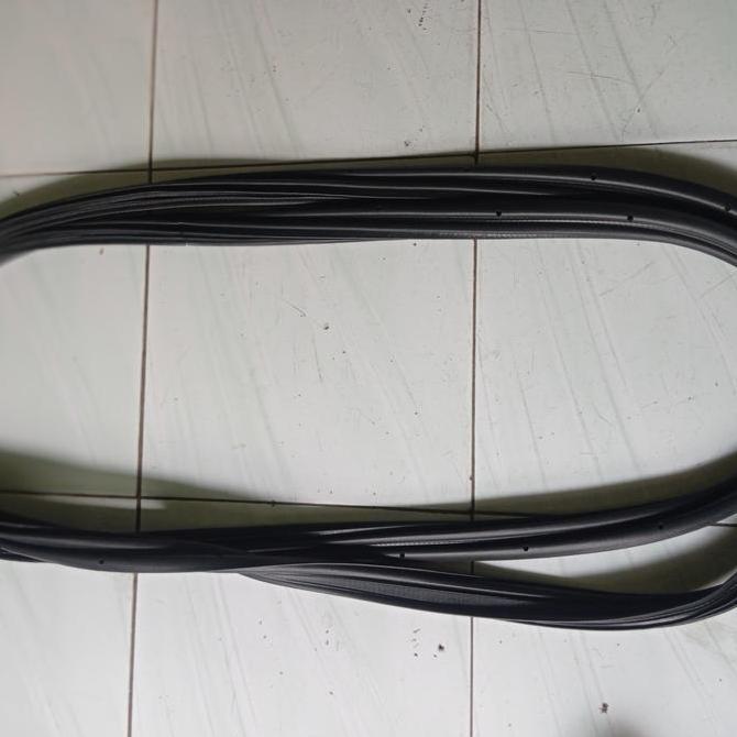 KARET PEREDAM PINTU BAGASI BELAKANG MOBIL RUSH TERIOS ORIGINAL