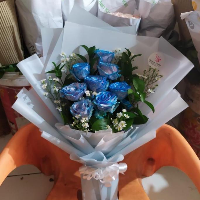 hand bouquet mawar biru | mawar hidup | buket mawar biru