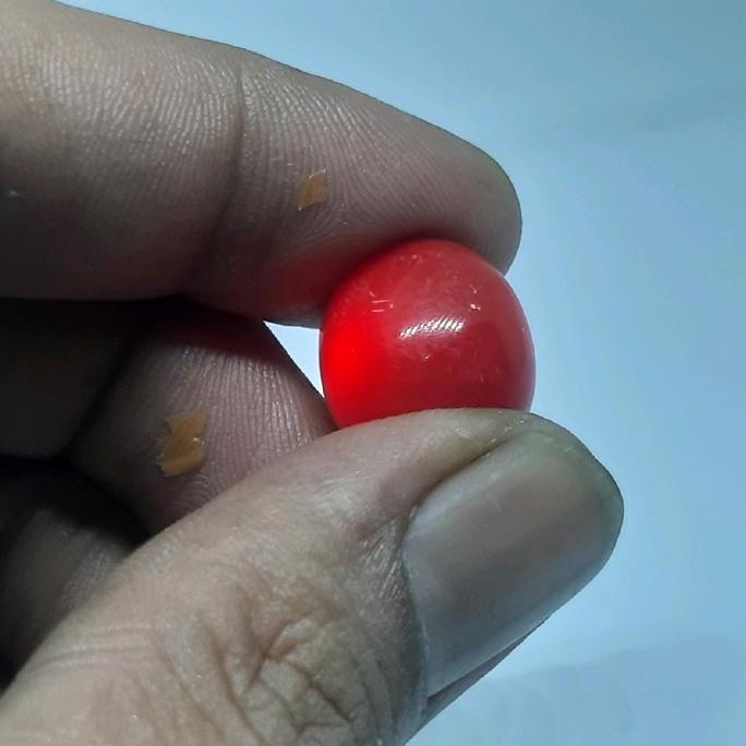 Batu merah bulat menyala dalam air