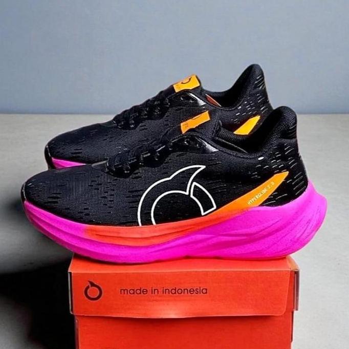 DISKON 12.12 Ortuseight Sepatu Running Black Fanta Wave SE - Sepatu Lari Pria & Wanita dengan Desain