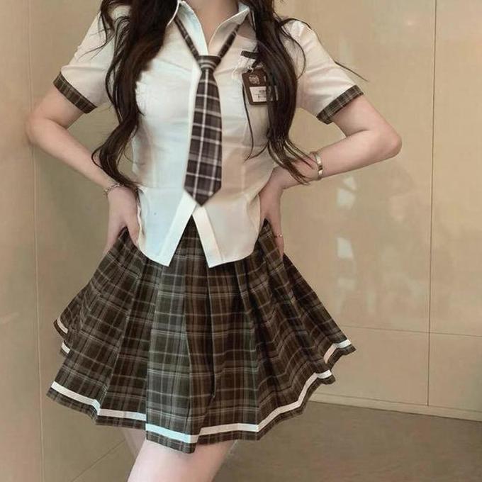 OOTD Seragam JK Cewek Ukuran Besar Setelan Atasan Putih & Rok Kotak Merah Bonus Dasi Seragam Sekolah