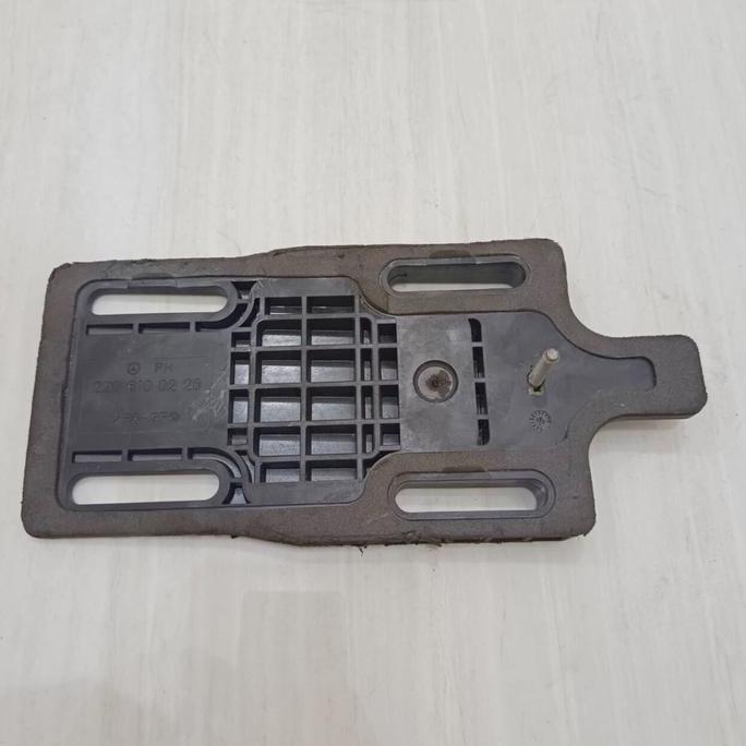 BRACKET BEMPER BELAKANG MERCEDES BENZ W220 A2206100226 TERBATAS