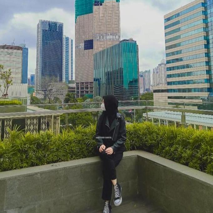 JNK x YURA - Jaket Wanita Crop Top Bahan Semi Kulit Sintetis Viena Faux Synthetic Leather Black Hita