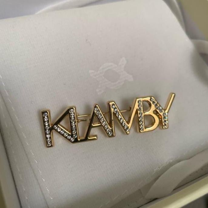 Stella Alice Brooch Monogram Klamby Identity Brooch [Kumpulan Bros Wearing Klamby]