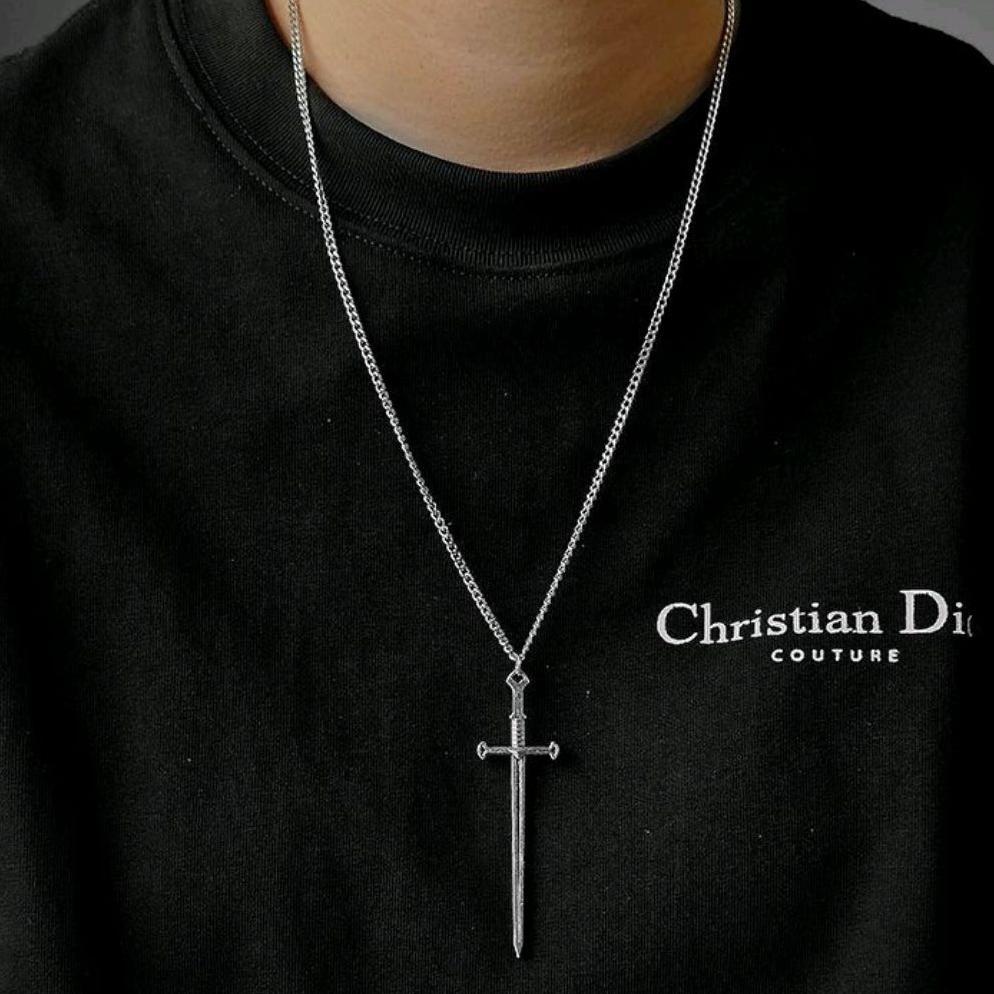 New Arrival Kalung Titanium Pria Wanita Liontin Pedang Anti Karat