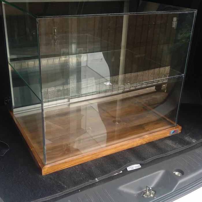 etalase kaca frameless donat alas kayu jati belanda 50x40x40