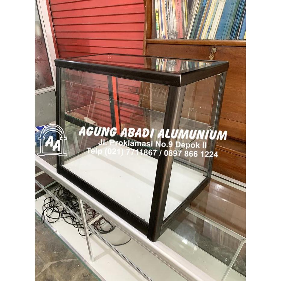 Etalase Kaca Makanan Cokelat