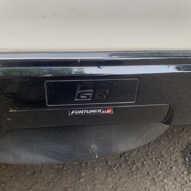 Emblem Fortuner GR untuk lips spoiler Toyota Fortuner type GR