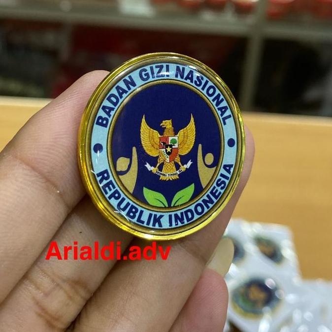 pin logo custom kuningan tebal dilapis resin magnet pin custom logo sendiri murah