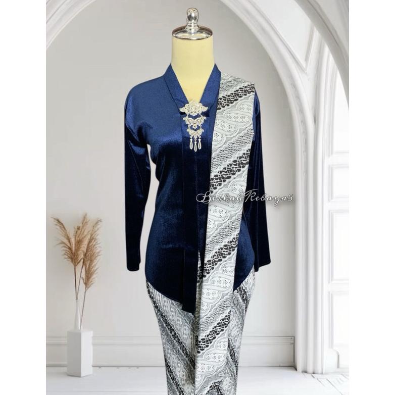 ASSALAMSHOP SETELAN KEBAYA KARTINI ENCIM BLUDRU / KEBAYA + SELENDANG + JARIK MOTIF LERENG SOGAN PUTI