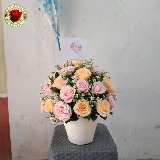 Rangkaian bunga mawar fresh dengan vas keramik bunga mawar asli