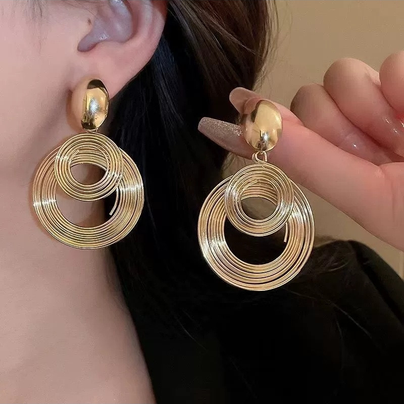 Anting Bulat Emas Besar - Aksesoris Kekinian Yang Mewah Dan Memukau
