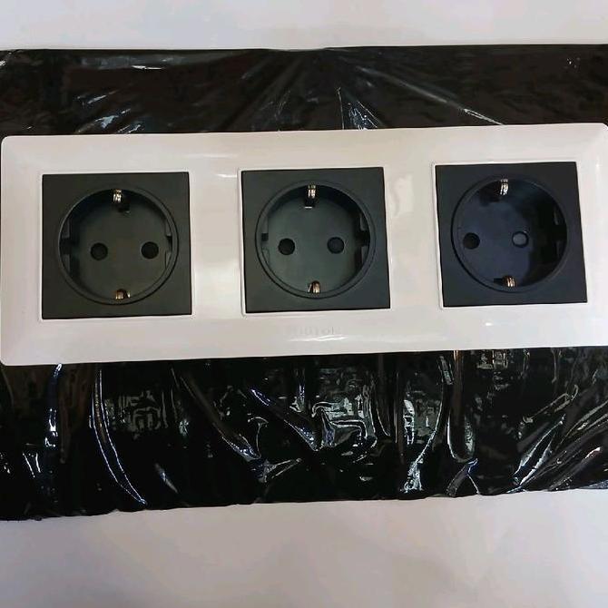Sale Stop Kontak + Stop Kontak + Stop Kontak Hitam Frame Putih 3 Gang Boton