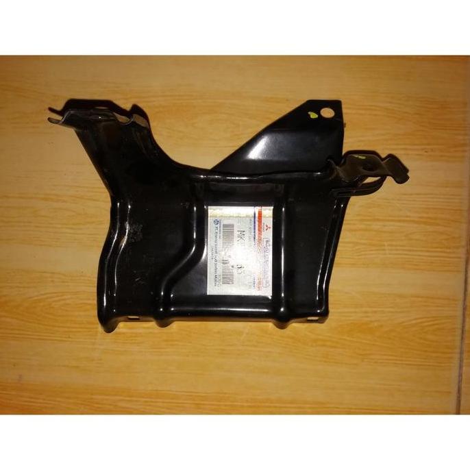 Braket Dasbor Kiri Bagian Bawah Colt Diesel Canter