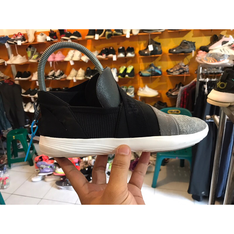 SEPATU UNDER ARMOUR SLIP ON BEKAS SECOND BRANDED ORIGINAL,Size 39