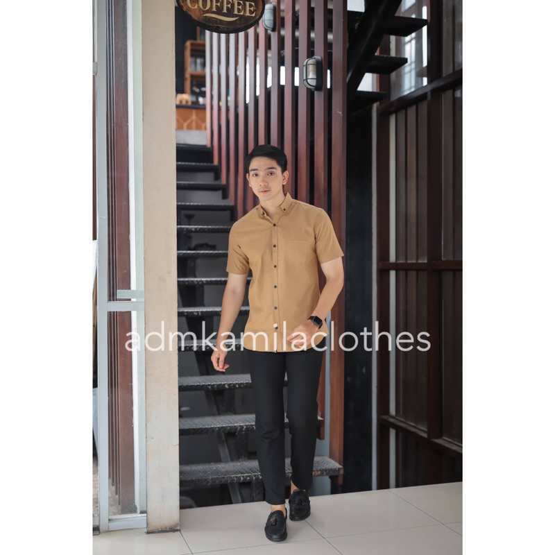 Kemeja pria cowok polos slimfit kasual basic HeM lengan pendek coklat