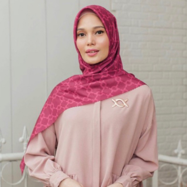 AMARA SCARF FUSCHIA WEARING KLAMBY