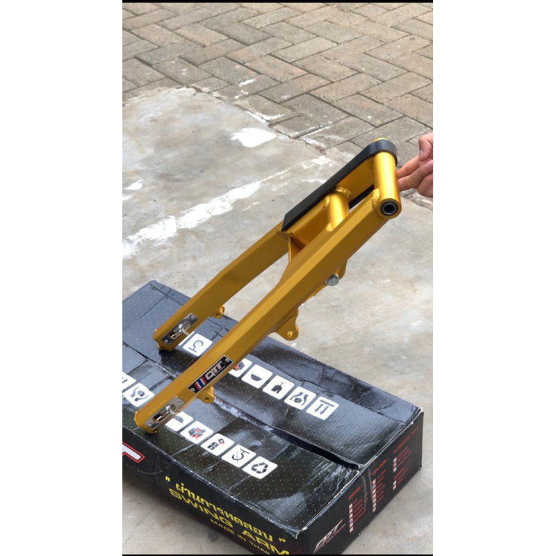 Swing Arm QTT Racing Hexagonal Mounting Bawah Satria Fu / Raider 150