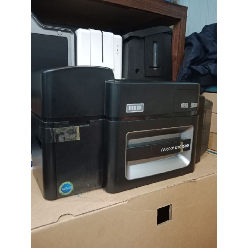 Fargo DTC1500 - Printer ID Card Dye-Sublimation 300 dpi, Kapasitas 100 Kartu, USB 2.0