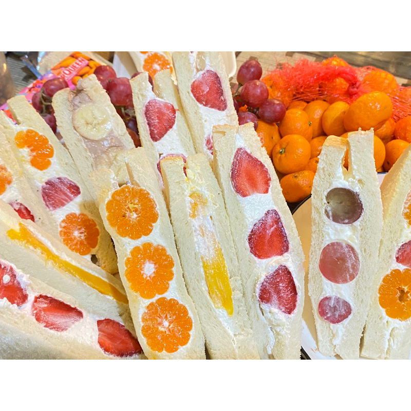 

STRAWBERRY FRUIT SANDO