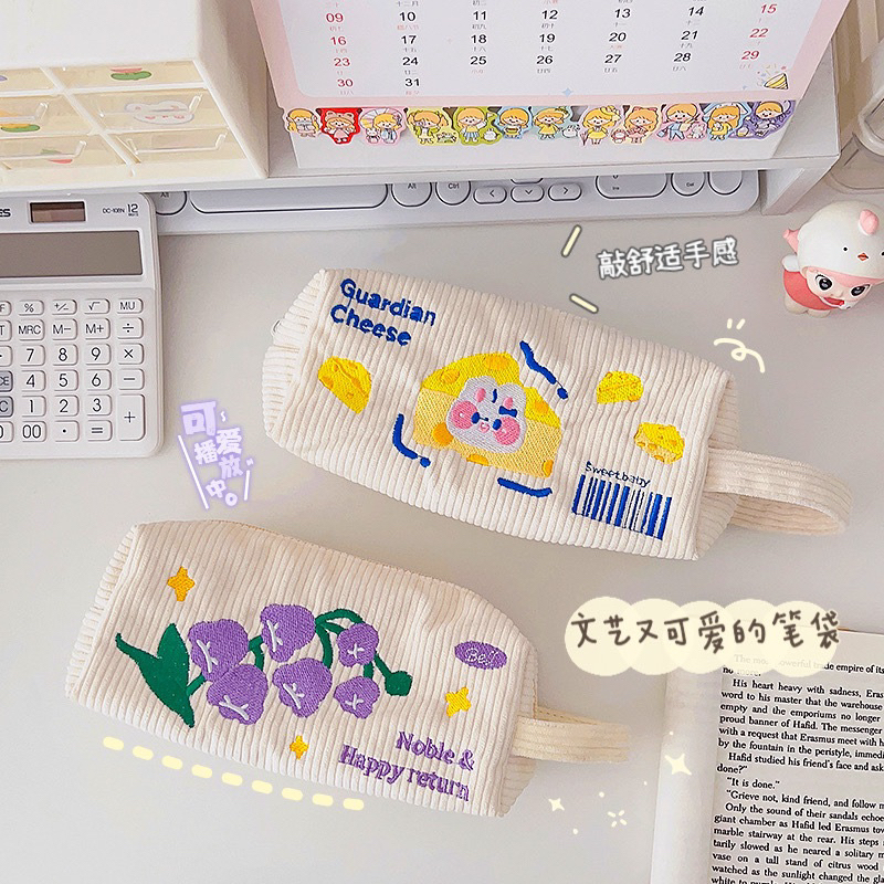 

EMORA PENCIL CASE / KOTAK PENSIL KAIN EMPUK PREMIUM MOTIF FLOWER SLETING /TEMPAT MAKEUP / KOTAK PENSIL KAIN MOTIF BUNGA AESTHETIC / PENCIL CASE KOTAK PLAID KOREA