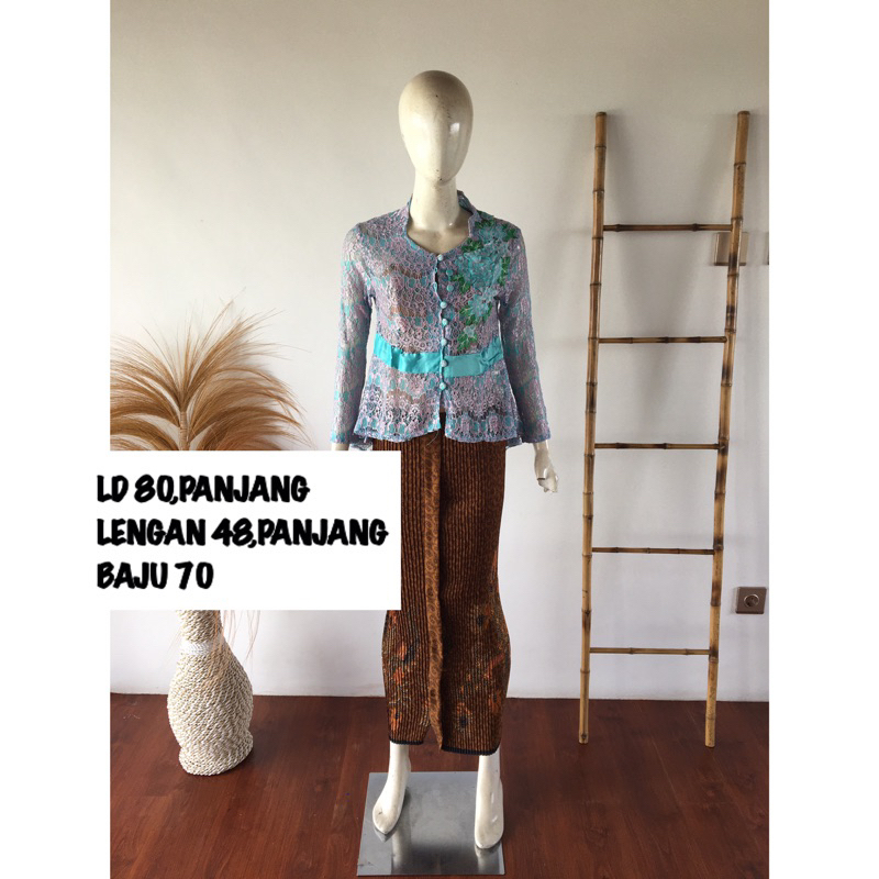 kebaya atasan biru broklat