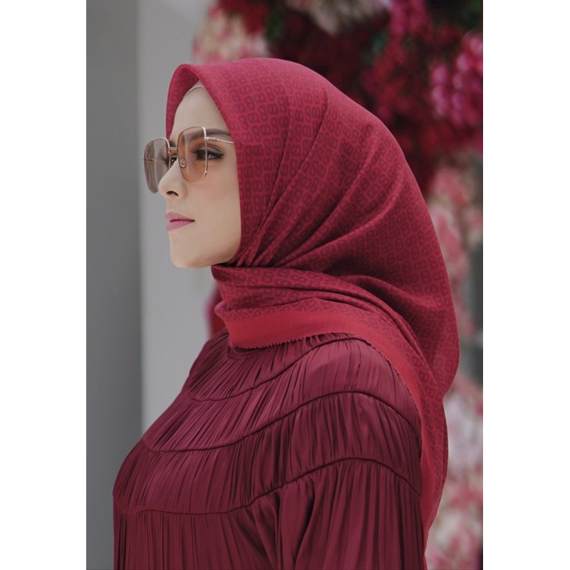 Tapis Red Buttonscarves