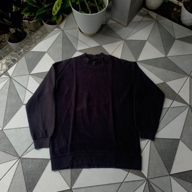 CREWNECK TURTLENECK UNIQLO HITAM SECOND BEKAS PRELOVED