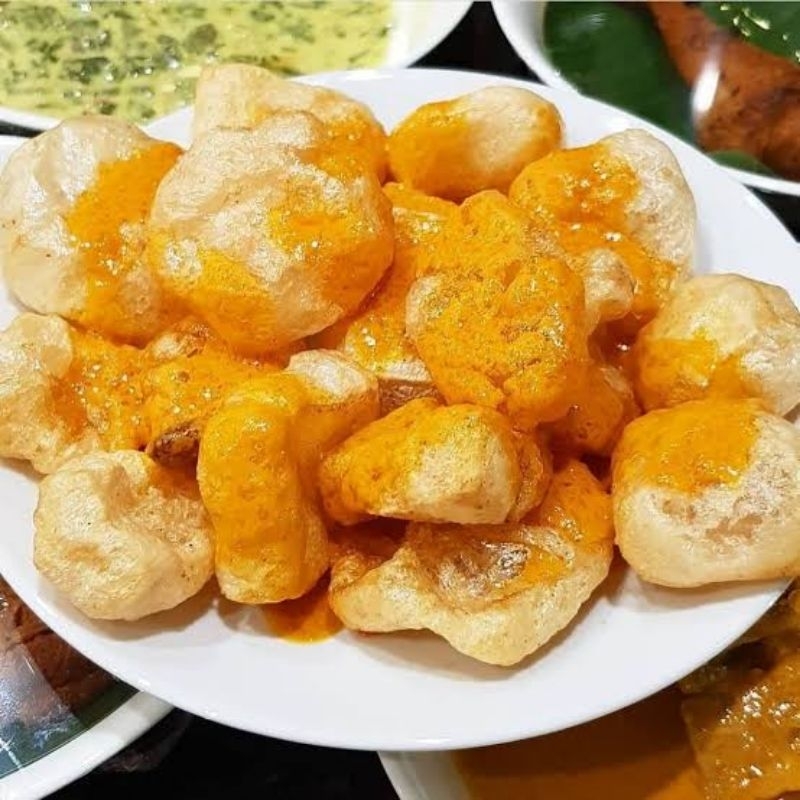 

Kerupuk Kulit Sapi yang Disiram dengan Kuah Gulai Ayam