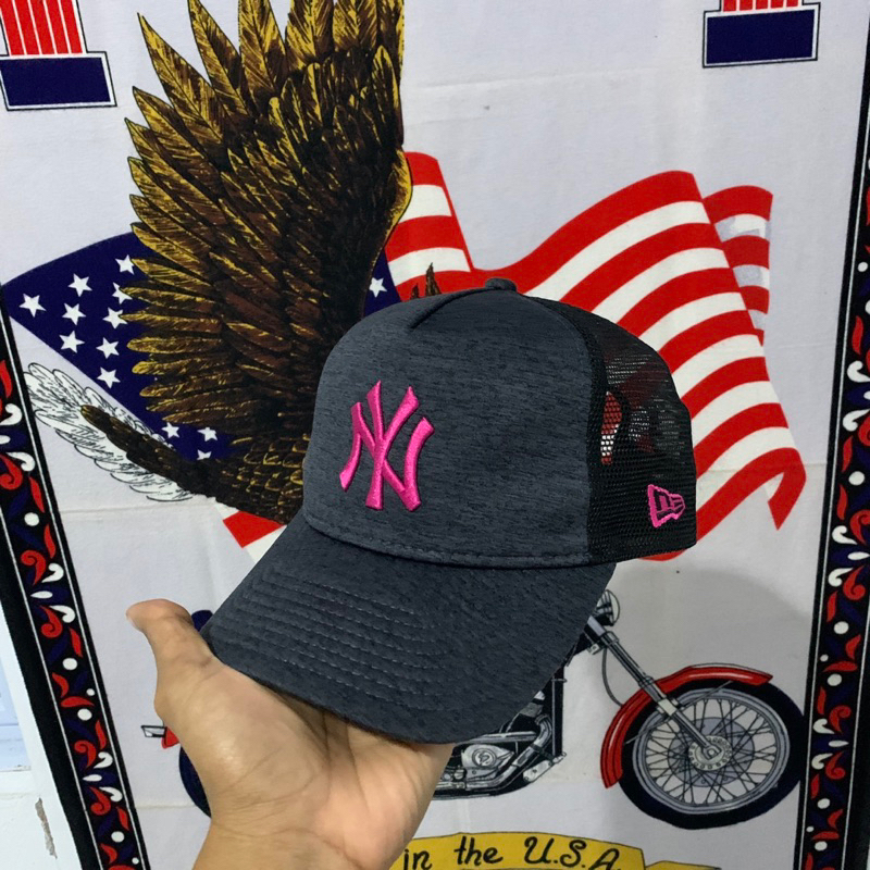 Topi trucker New Era second branded