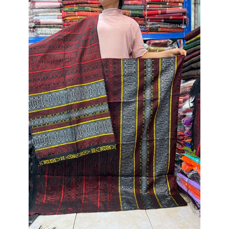 Songket Tumtuman Tanpa Sambung TTS di tengah benang lebih padat dan motif lebih bagus