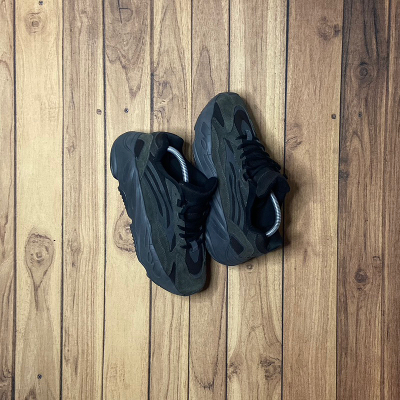 A*idas Yeezy 700 V2 Vanta (second)