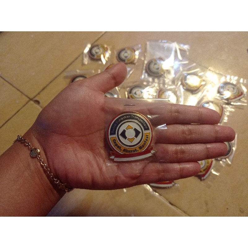 pin logo custom bahan kuningan.