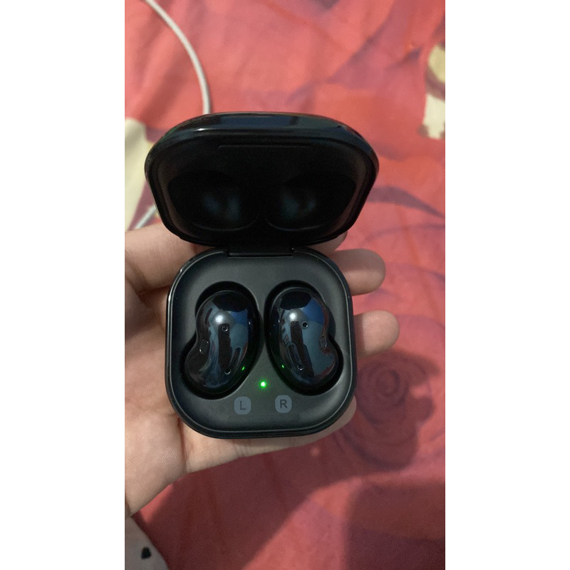 earbud Samsung live second