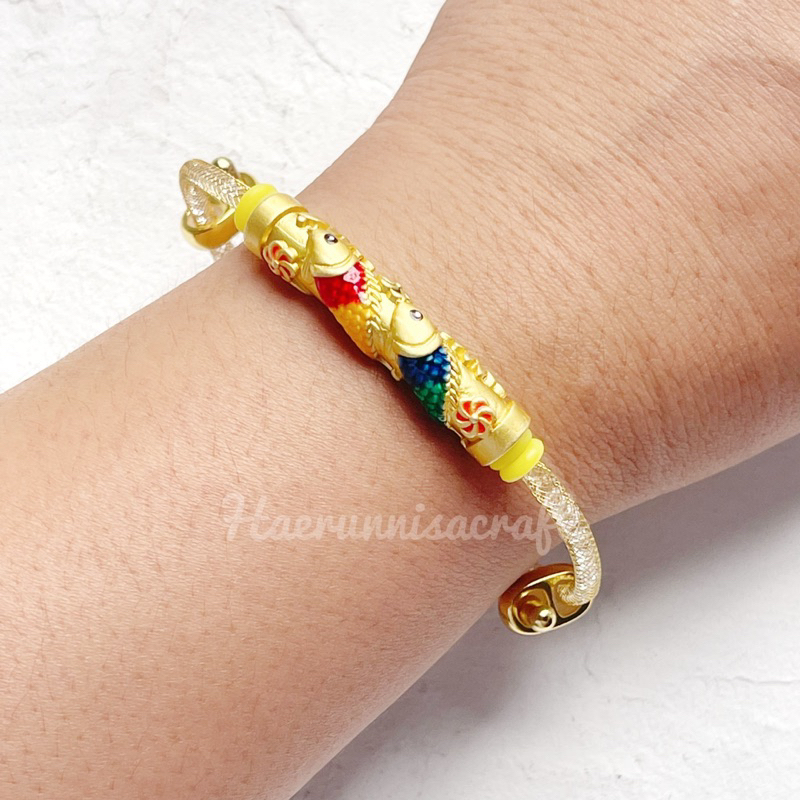 Gelang Glitter Crystal Gold Serut Kawat dan Liontin Xuping Double Koi Tabung Panjang