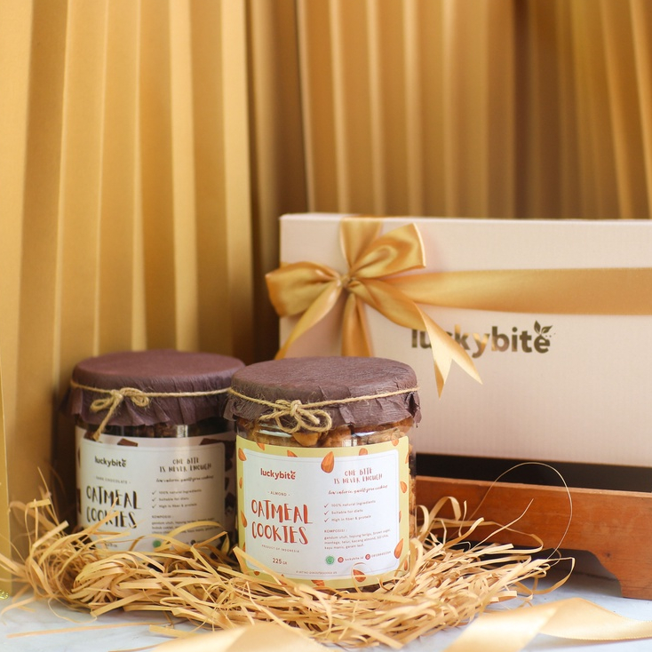 Hampers / Gift Box / Kado - Semi Hardbox - Oatmeal Cookies 2 Jar + FREE Greeting Card + Pita + Bubble Wrap | LUCKYBITE