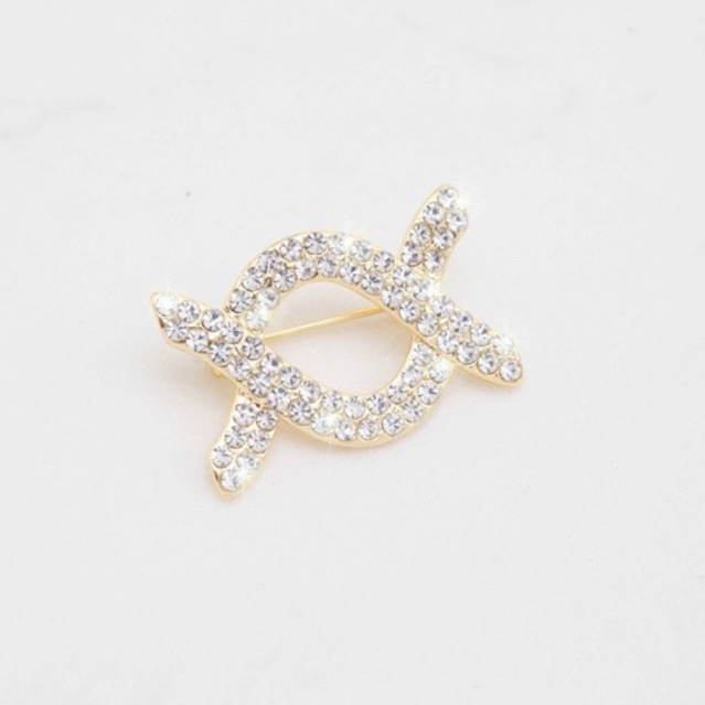 ALICE BROOCH WEARING KLAMBY