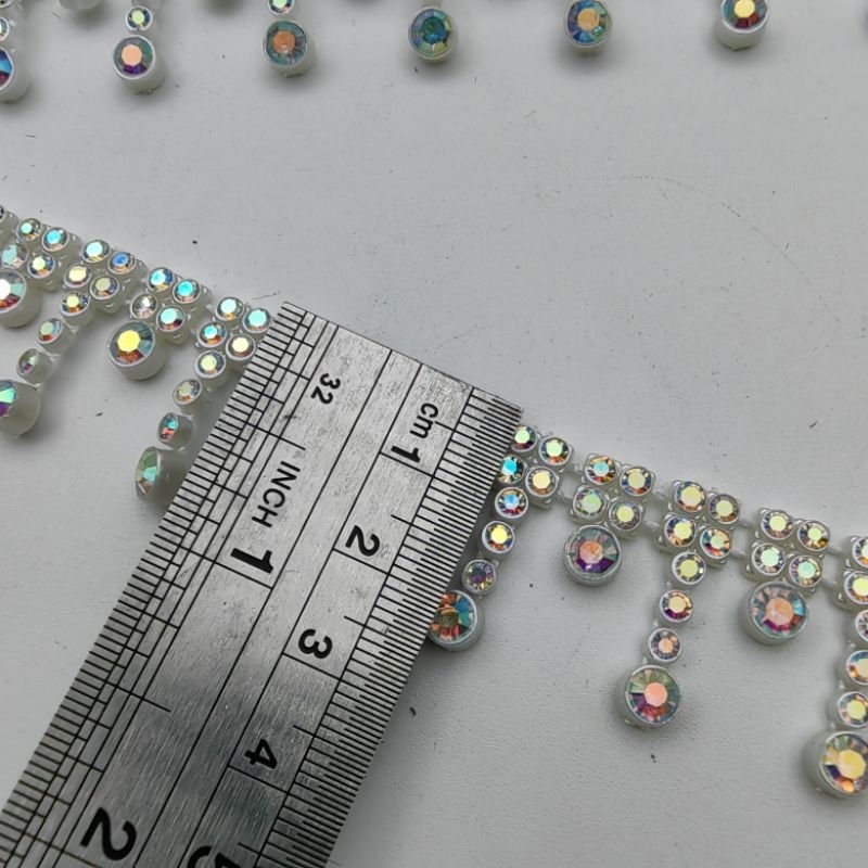 APLIKASI RENDA BERLIAN KRISTAL DASAR PLASTIK MOTIF RUMBAI PER METER KUALITAS BAGUS KILAU WARNA PUTIH AB PELANGI