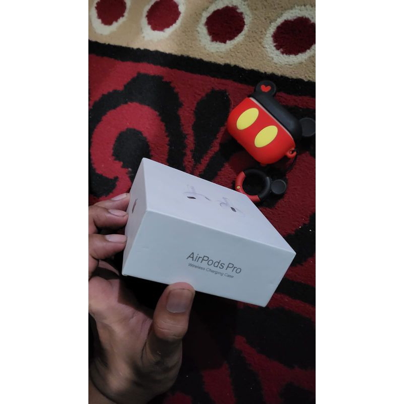 airpods pro with wireless charging case